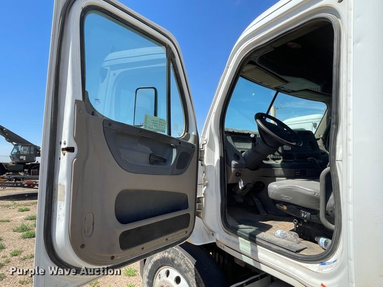 image for item DN5065 2010 Freightliner Cascadia 113  semi truck