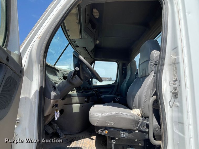 image for item DN5065 2010 Freightliner Cascadia 113  semi truck