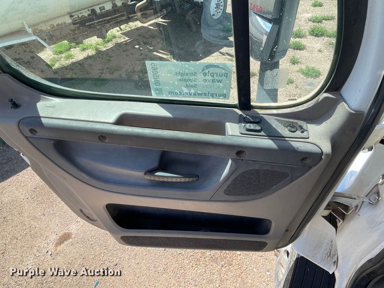 image for item DN5065 2010 Freightliner Cascadia 113  semi truck