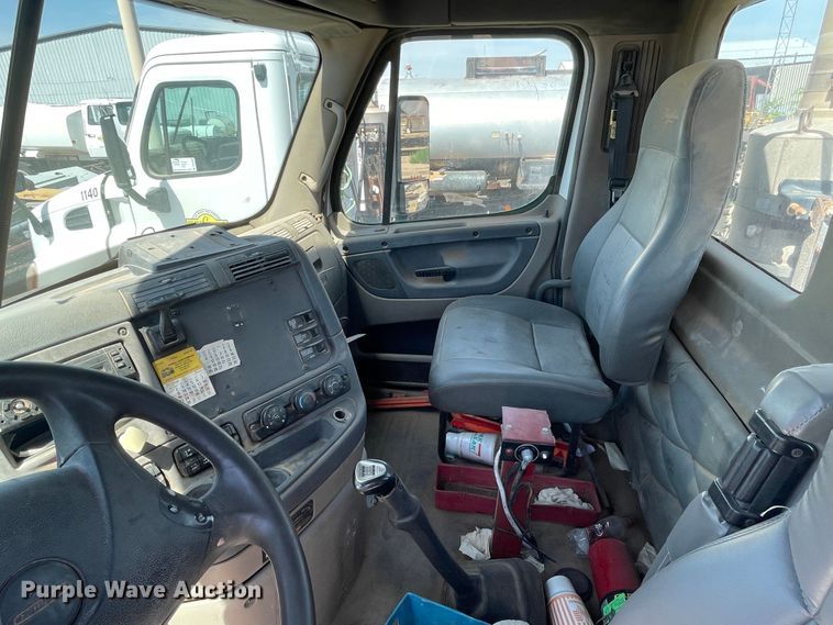 image for item DN5065 2010 Freightliner Cascadia 113  semi truck