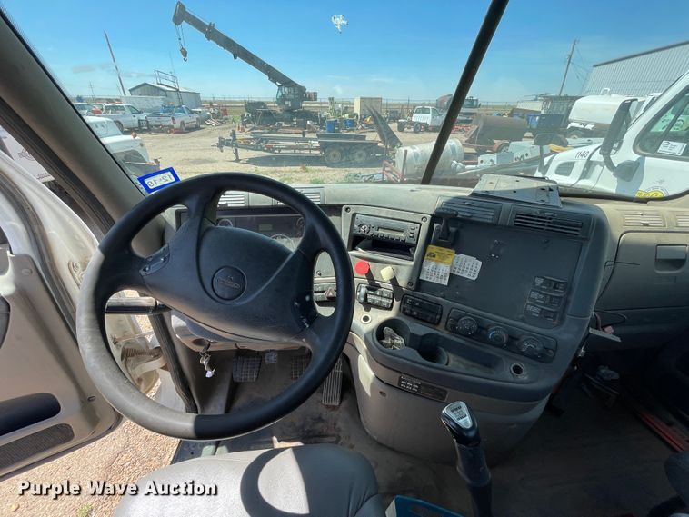 image for item DN5065 2010 Freightliner Cascadia 113  semi truck