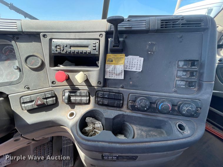 image for item DN5065 2010 Freightliner Cascadia 113  semi truck