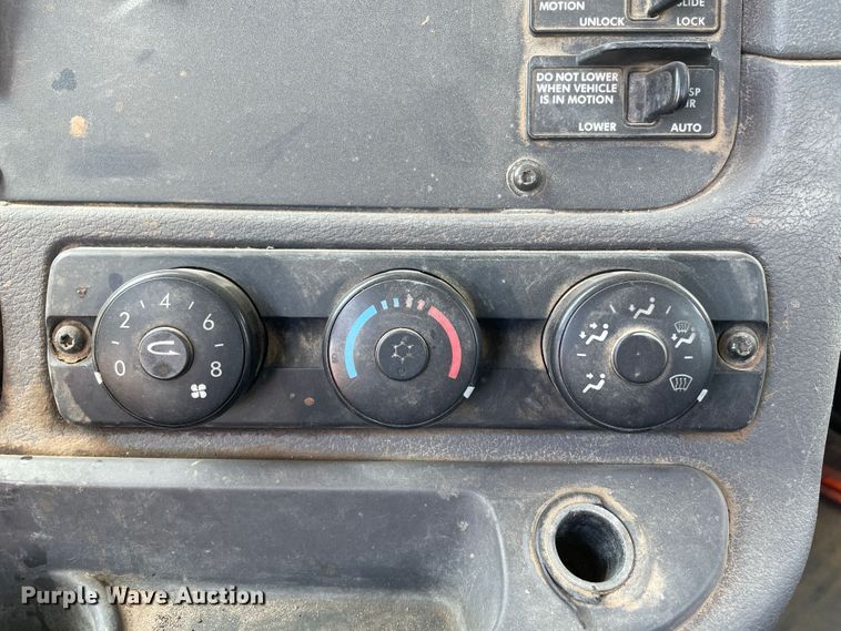 image for item DN5065 2010 Freightliner Cascadia 113  semi truck