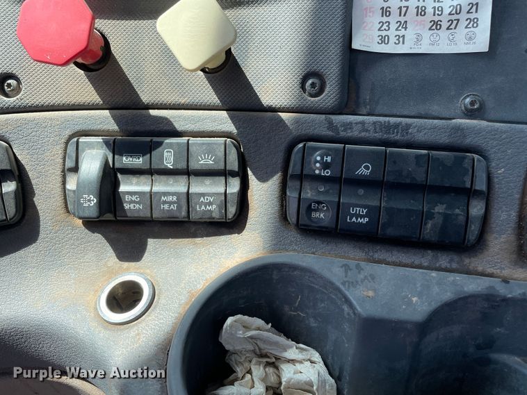 image for item DN5065 2010 Freightliner Cascadia 113  semi truck