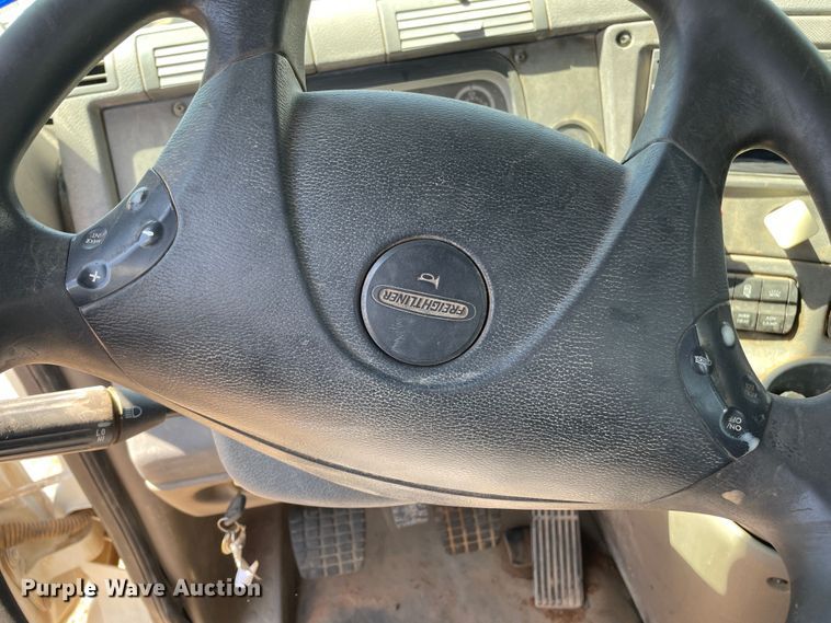 image for item DN5065 2010 Freightliner Cascadia 113  semi truck