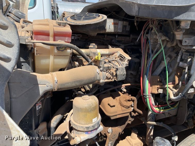 image for item DN5065 2010 Freightliner Cascadia 113  semi truck