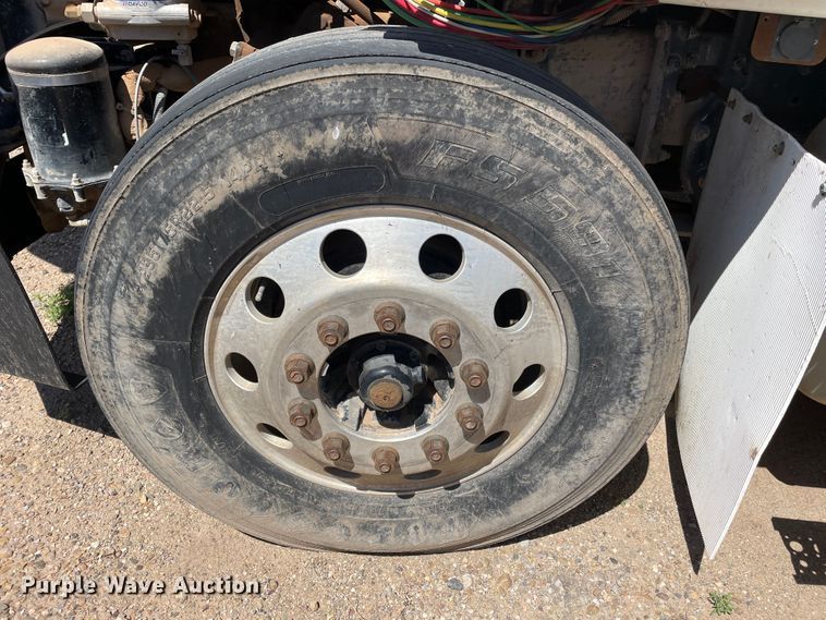 image for item DN5065 2010 Freightliner Cascadia 113  semi truck