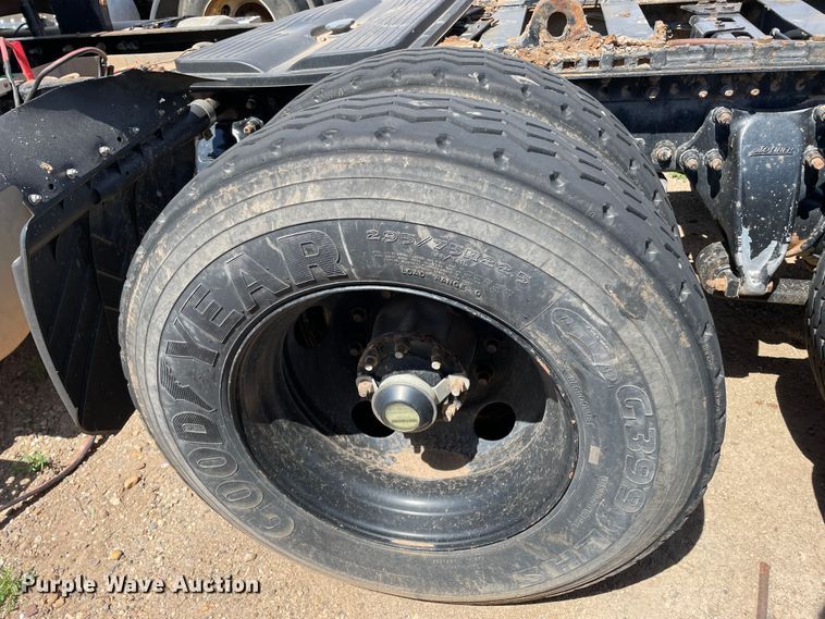 image for item DN5065 2010 Freightliner Cascadia 113  semi truck