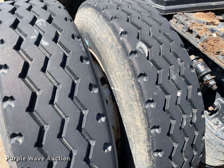 image for item DN5065 2010 Freightliner Cascadia 113  semi truck