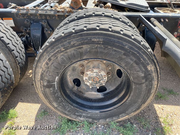 image for item DN5065 2010 Freightliner Cascadia 113  semi truck