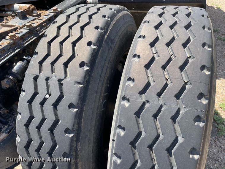 image for item DN5065 2010 Freightliner Cascadia 113  semi truck