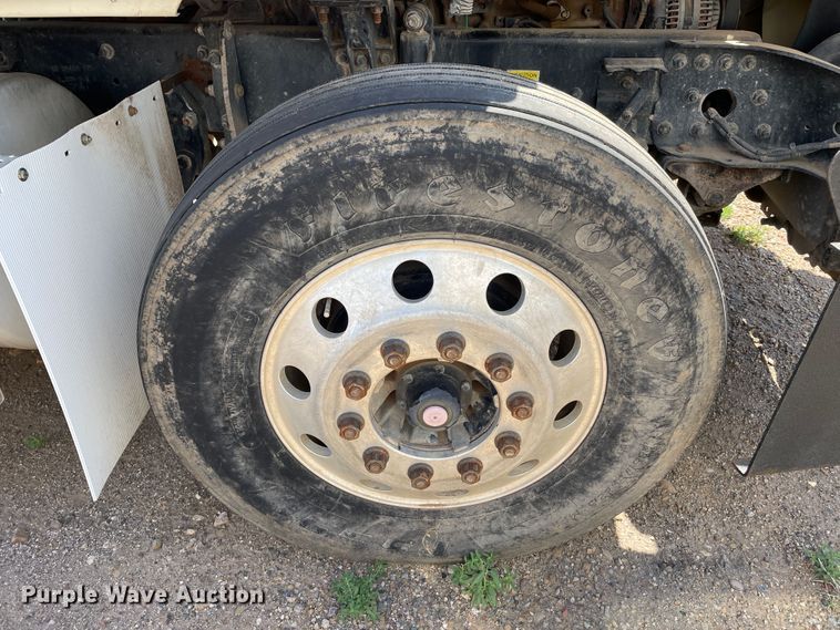 image for item DN5065 2010 Freightliner Cascadia 113  semi truck