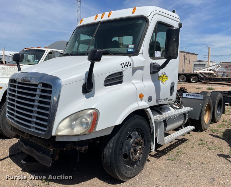 image for item DN5066 2010 Freightliner Cascadia 113  semi truck