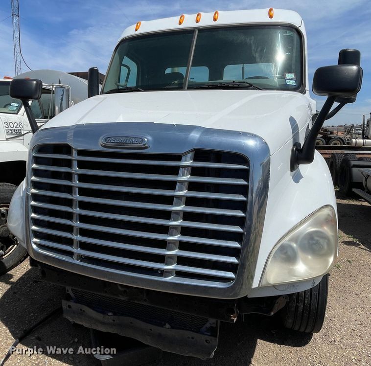 image for item DN5066 2010 Freightliner Cascadia 113  semi truck