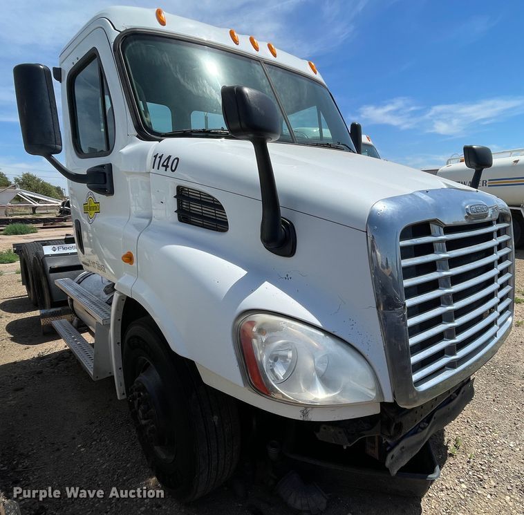 image for item DN5066 2010 Freightliner Cascadia 113  semi truck
