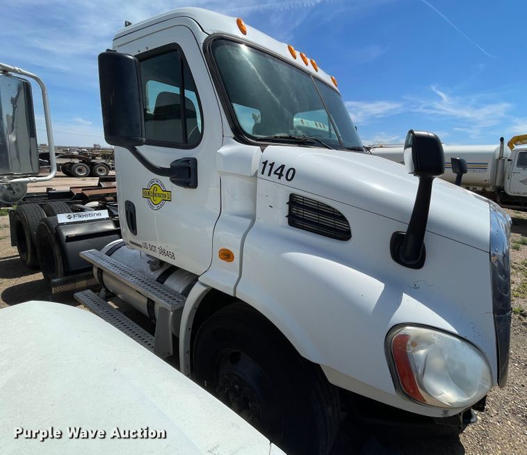 image for item DN5066 2010 Freightliner Cascadia 113  semi truck