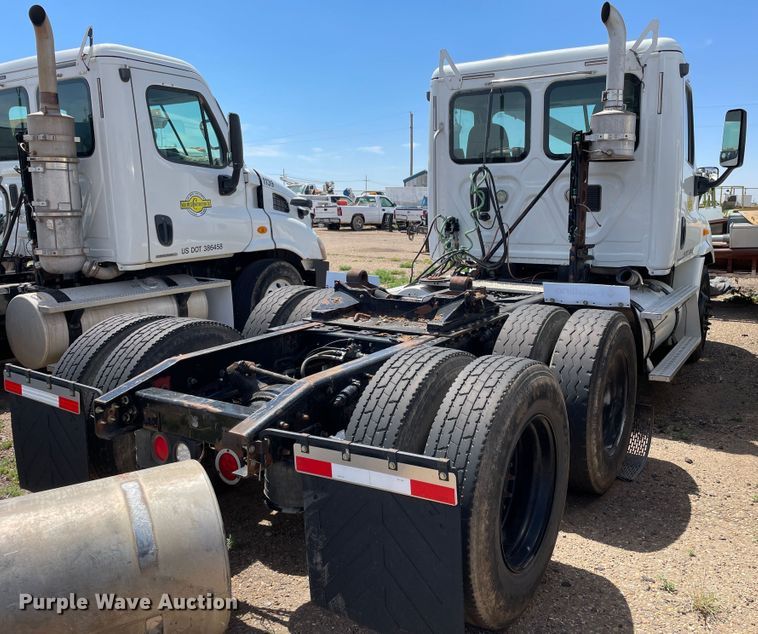 image for item DN5066 2010 Freightliner Cascadia 113  semi truck
