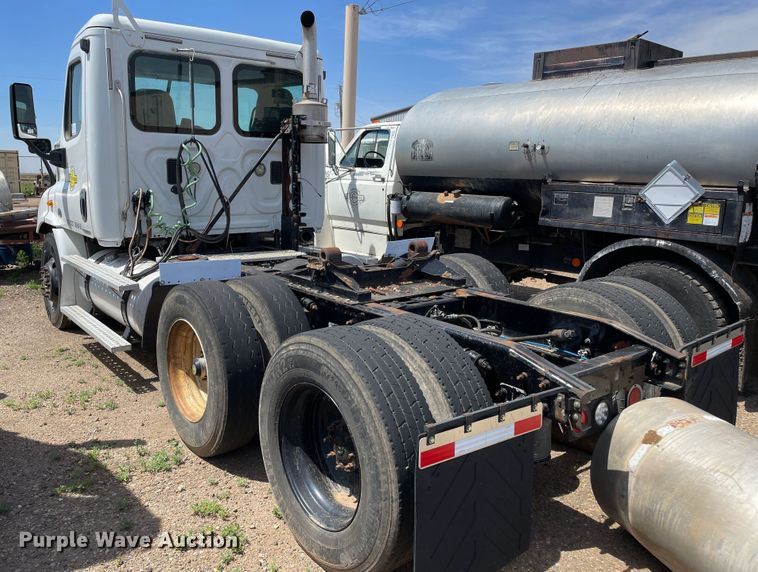 image for item DN5066 2010 Freightliner Cascadia 113  semi truck