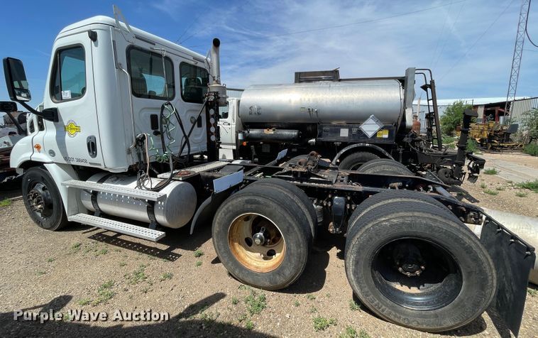 image for item DN5066 2010 Freightliner Cascadia 113  semi truck