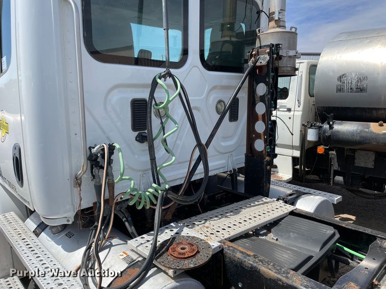 image for item DN5066 2010 Freightliner Cascadia 113  semi truck