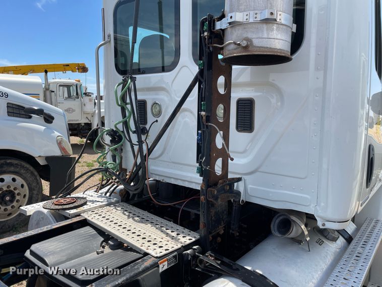 image for item DN5066 2010 Freightliner Cascadia 113  semi truck