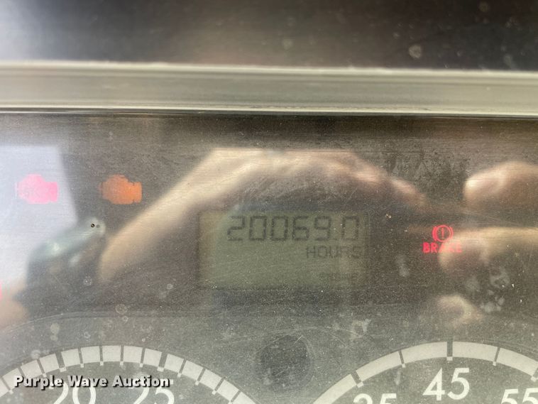 image for item DN5066 2010 Freightliner Cascadia 113  semi truck