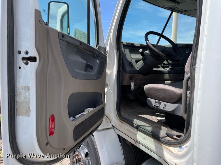 image for item DN5066 2010 Freightliner Cascadia 113  semi truck