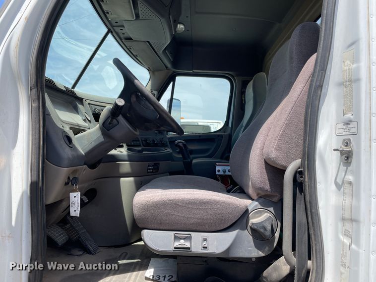 image for item DN5066 2010 Freightliner Cascadia 113  semi truck