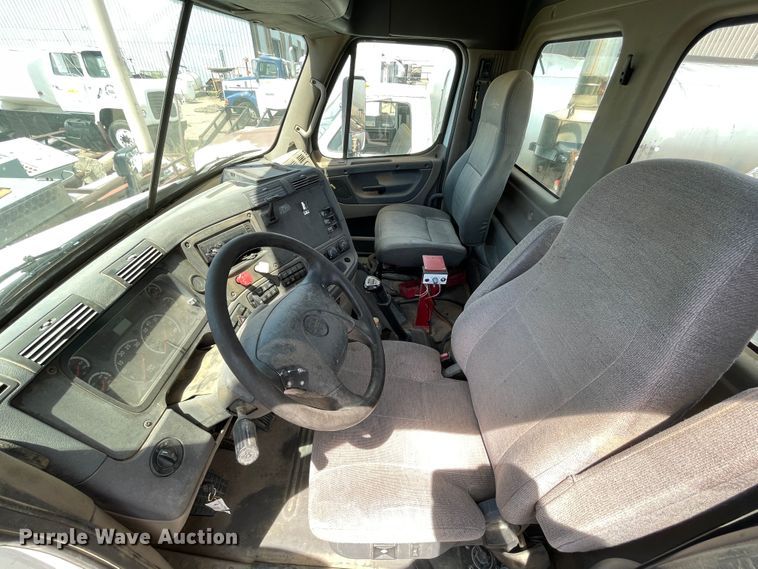 image for item DN5066 2010 Freightliner Cascadia 113  semi truck