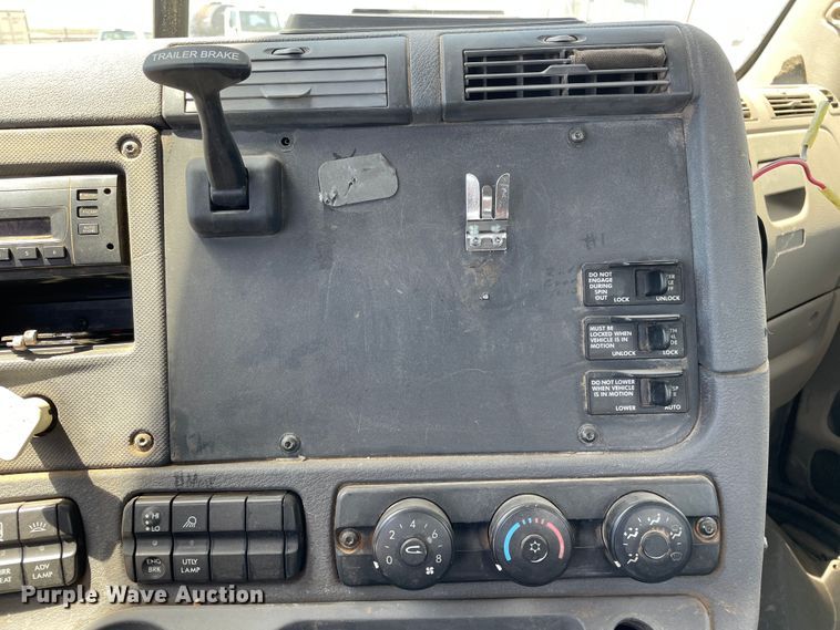 image for item DN5066 2010 Freightliner Cascadia 113  semi truck