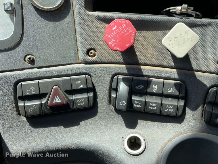 image for item DN5066 2010 Freightliner Cascadia 113  semi truck