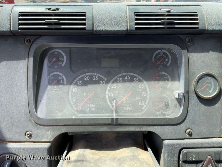 image for item DN5066 2010 Freightliner Cascadia 113  semi truck