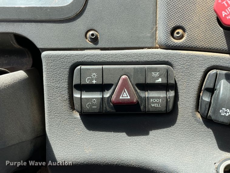 image for item DN5066 2010 Freightliner Cascadia 113  semi truck