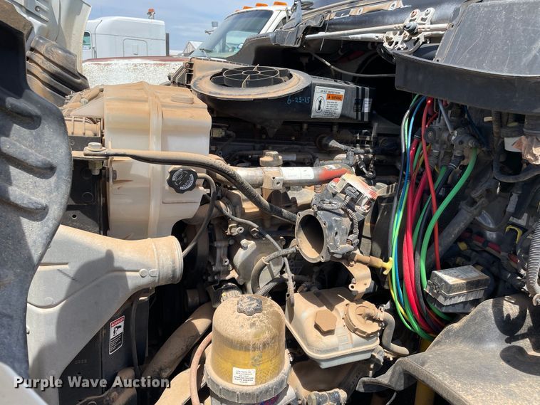 image for item DN5066 2010 Freightliner Cascadia 113  semi truck