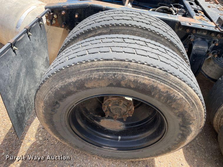 image for item DN5066 2010 Freightliner Cascadia 113  semi truck