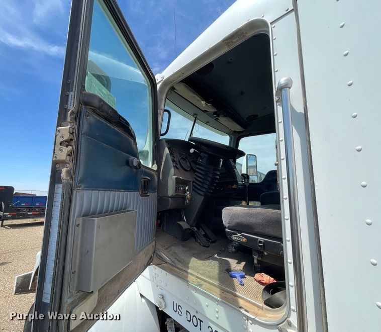 image for item DN5067 2005 Kenworth T800  semi truck