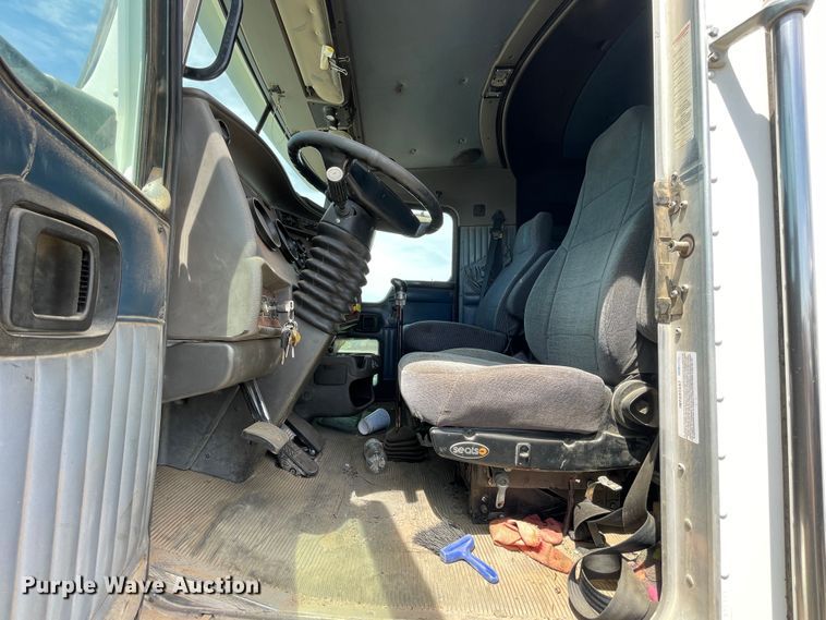 image for item DN5067 2005 Kenworth T800  semi truck