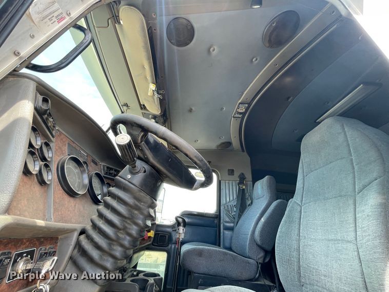 image for item DN5067 2005 Kenworth T800  semi truck