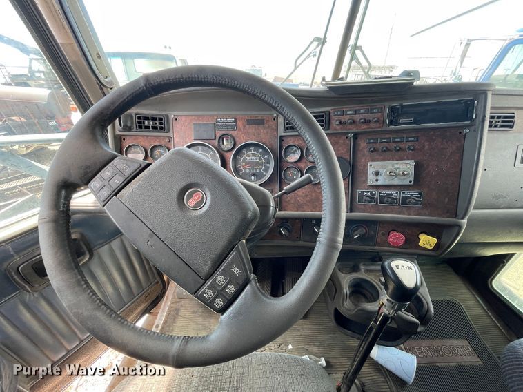 image for item DN5067 2005 Kenworth T800  semi truck