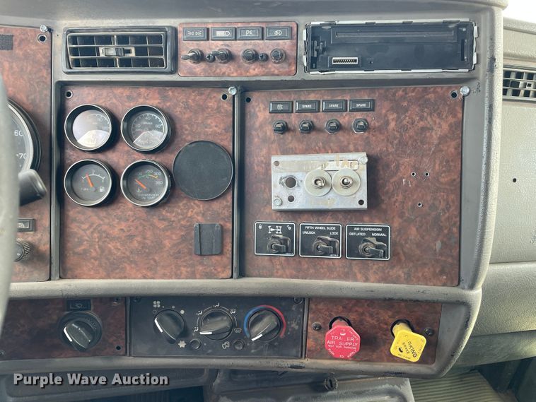 image for item DN5067 2005 Kenworth T800  semi truck