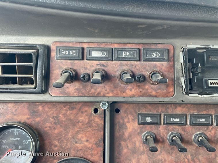 image for item DN5067 2005 Kenworth T800  semi truck