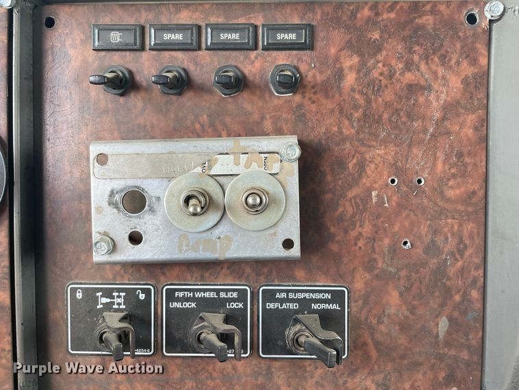 image for item DN5067 2005 Kenworth T800  semi truck