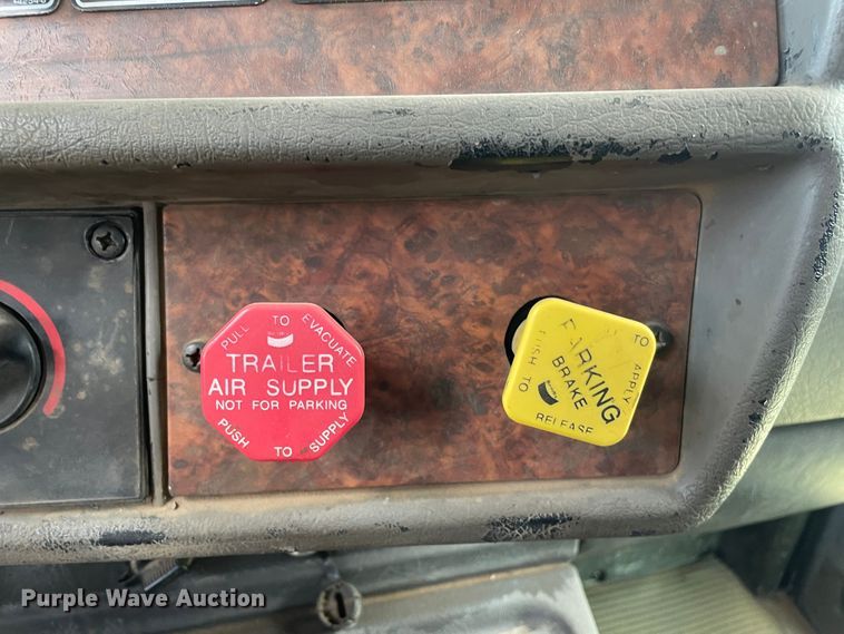 image for item DN5067 2005 Kenworth T800  semi truck