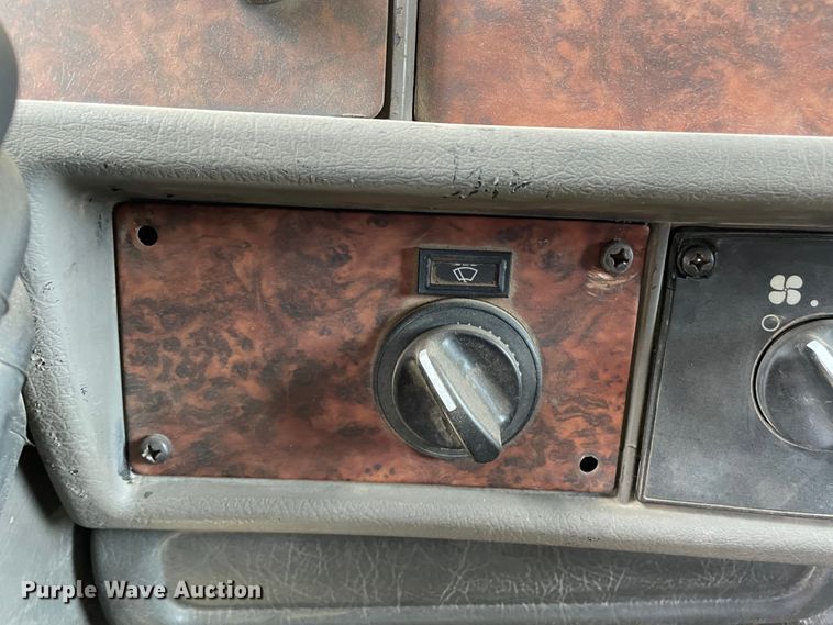 image for item DN5067 2005 Kenworth T800  semi truck