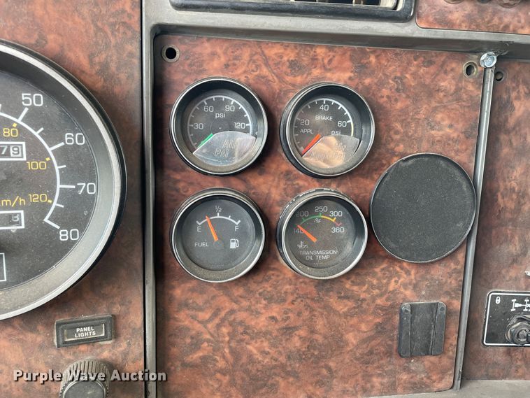 image for item DN5067 2005 Kenworth T800  semi truck