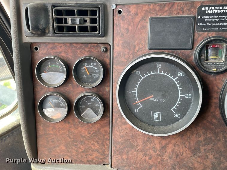 image for item DN5067 2005 Kenworth T800  semi truck