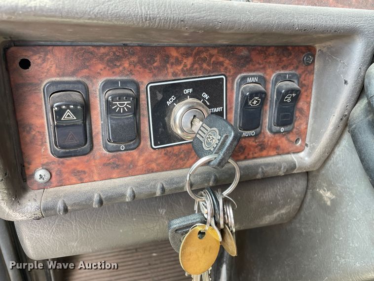 image for item DN5067 2005 Kenworth T800  semi truck