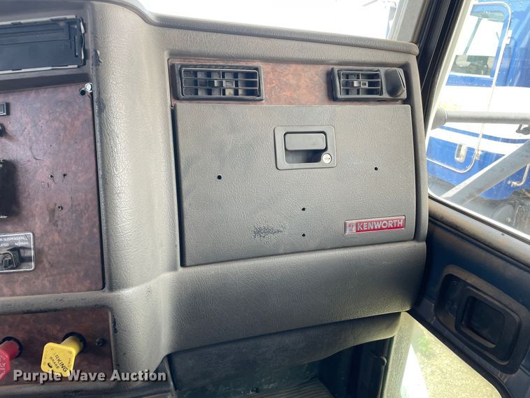 image for item DN5067 2005 Kenworth T800  semi truck