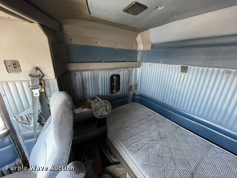 image for item DN5067 2005 Kenworth T800  semi truck