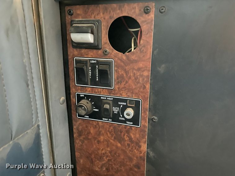 image for item DN5067 2005 Kenworth T800  semi truck